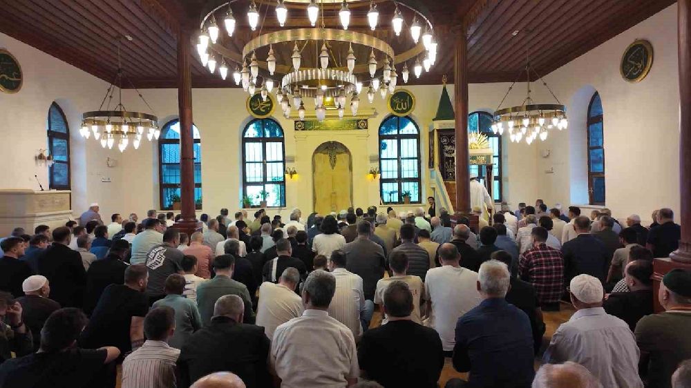 Bayram namazını 693 yıllık ecdat yadigarı camide kılan Büyükakın: "Zulümlerin son bulduğu bayram olsun"