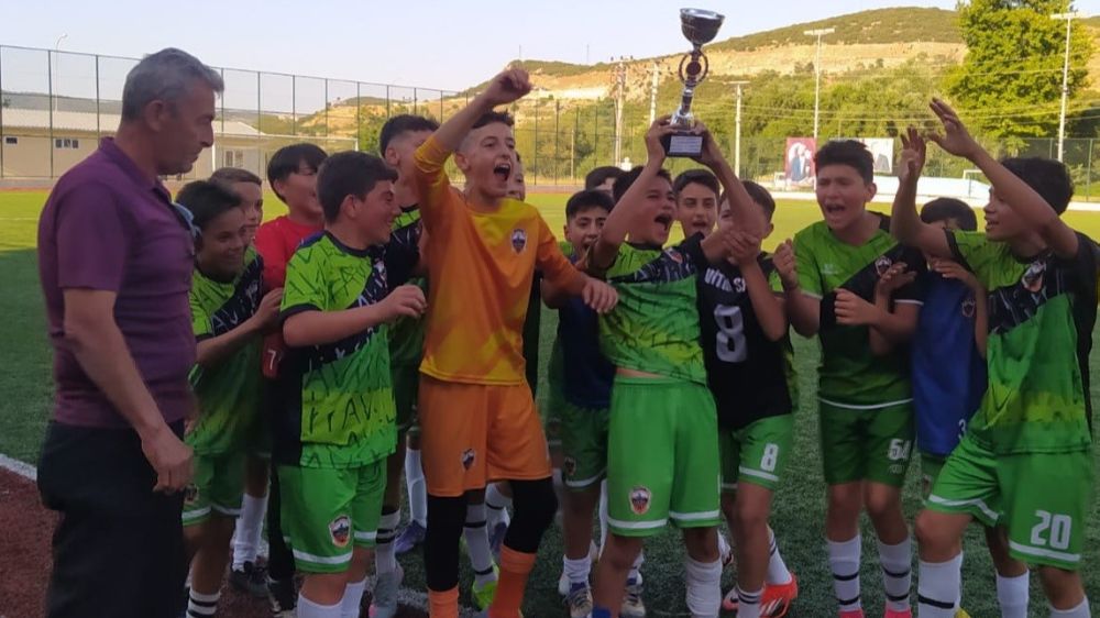 Bilecik U13 Gençler Ligi şampiyonu final maçında rakibini 5-1 yenen Vitraspor oldu