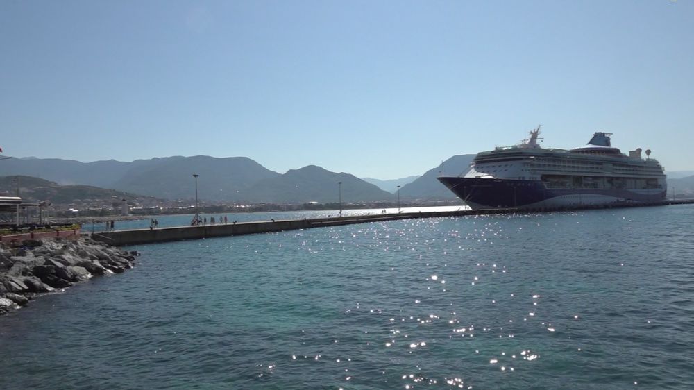  Bin 794 yolcu 740 mürettebatlı dev gemi Alanya'ya iskelesine demirledi