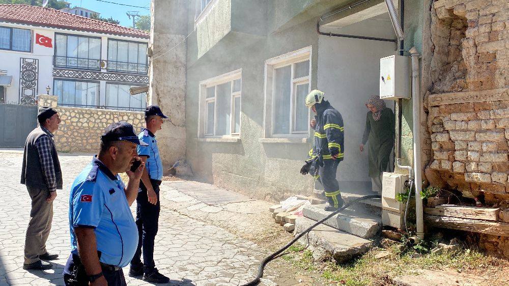 Binanın bodrum katında çıkan yangın söndürüldü