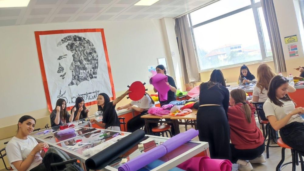 Bir oyuncak bin umut: Akdenizli öğrenciler depremzede çocukların hayallerine dokundu