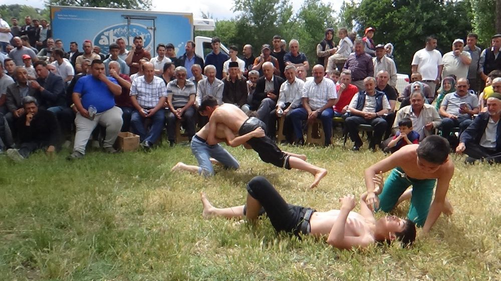 Bolu'da 200 yıllık geleneğe yoğun ilgi: Kazanlar kaynadı, pehlivanlar kıran kırana güreşti