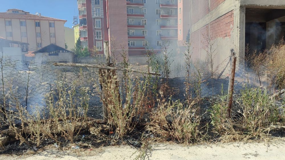 Boş arazide çıkan yangın evlere sıçramadan söndürüldü