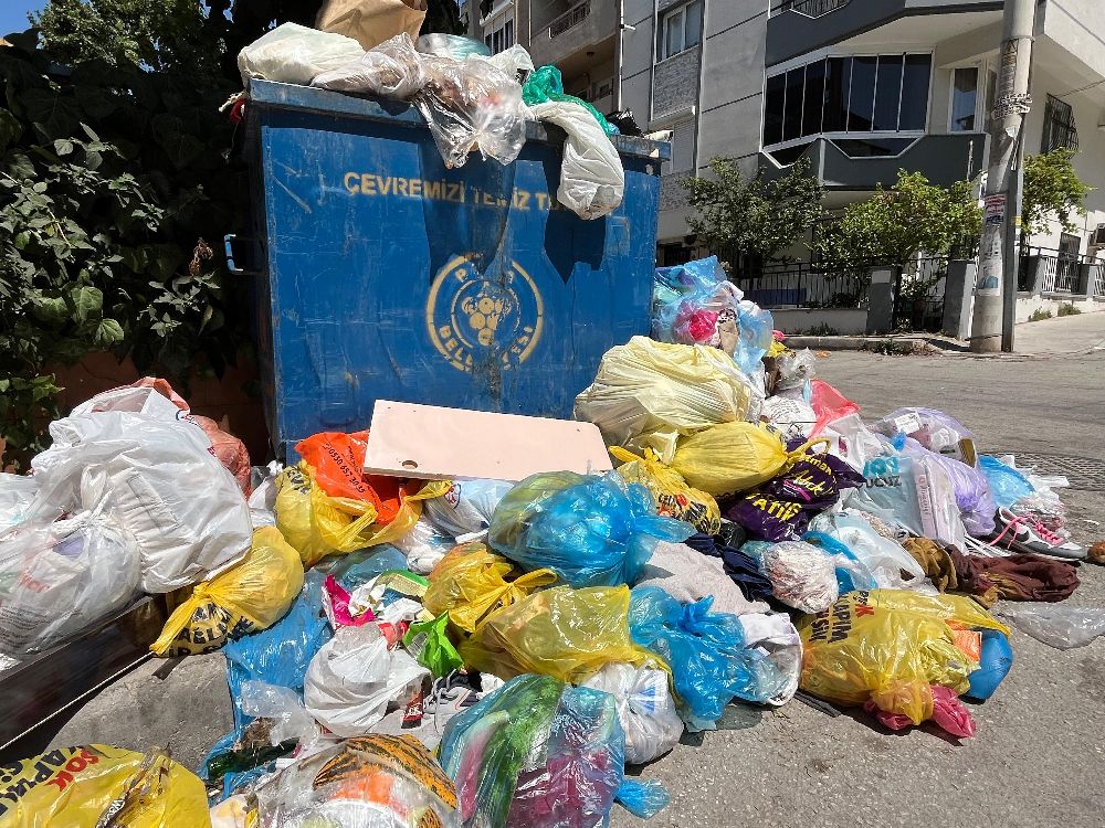 Buca sokaklarında çöpler hastalık yayacak boyuta geldi, vatandaş tedirgin
