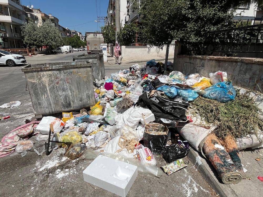 Buca sokaklarında çöpler hastalık yayacak boyuta geldi, vatandaş tedirgin