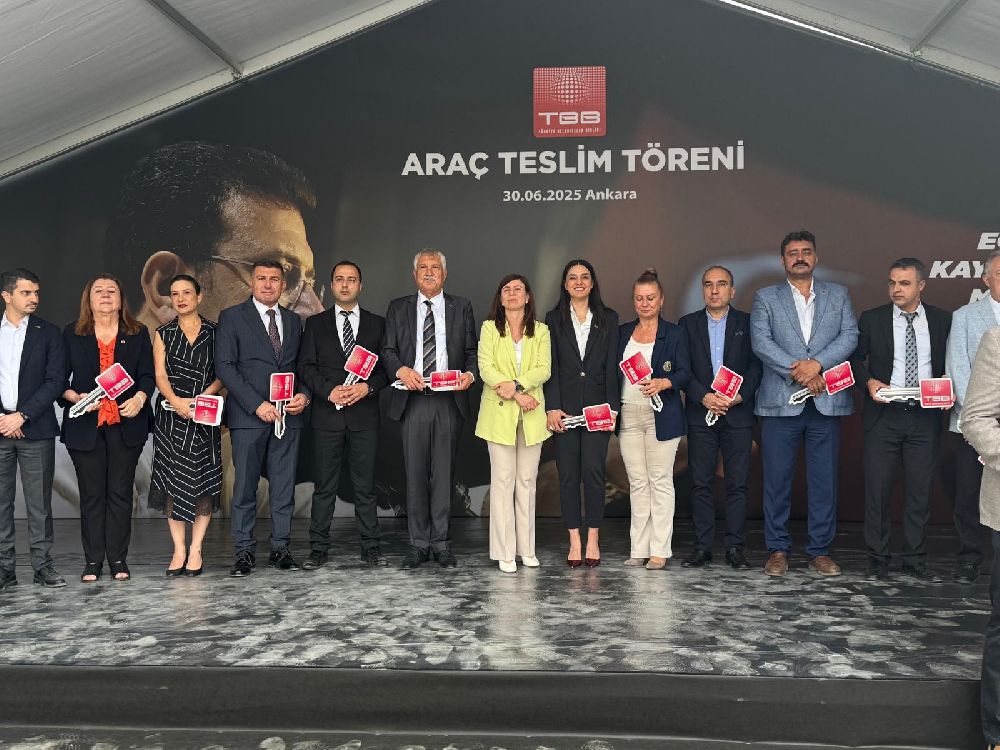 Bucak'a çok amaçlı kurtarma aracı Başkan Gümüş teslim aldı