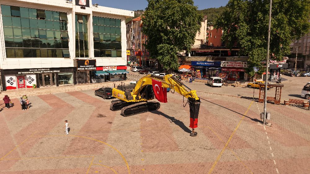 Bucak Belediyesi filosuna yeni araç! 35 tonluk ekskavatör ve kırıcı