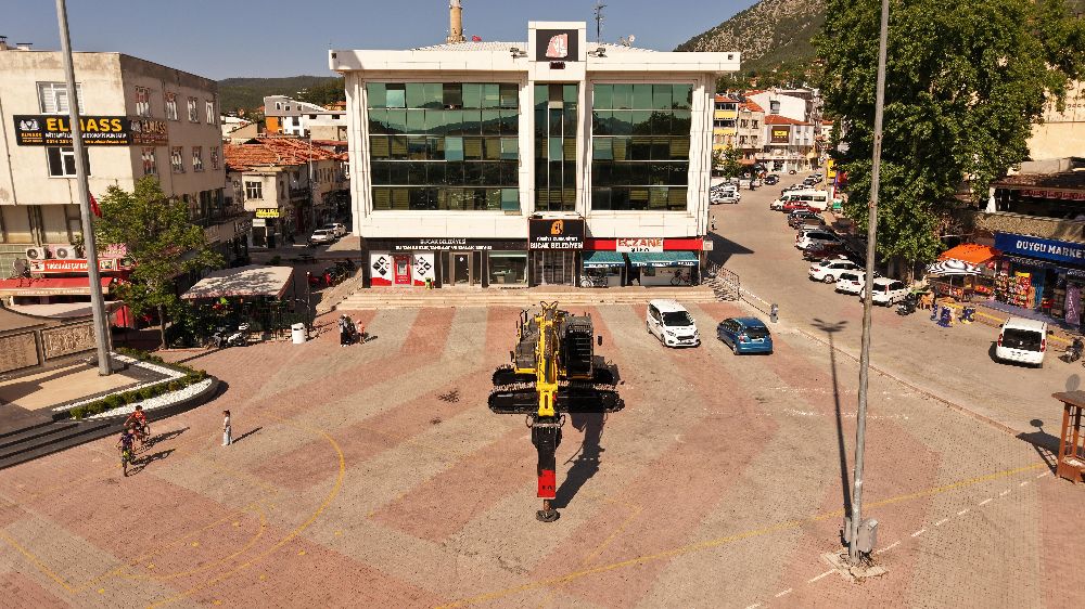 Bucak Belediyesi filosuna yeni araç! 35 tonluk ekskavatör ve kırıcı