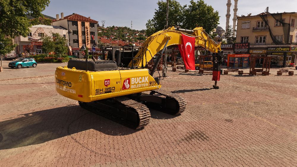 Bucak Belediyesi filosuna yeni araç! 35 tonluk ekskavatör ve kırıcı