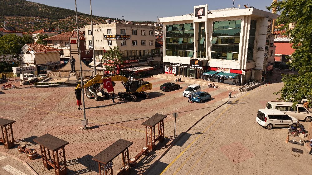 Bucak Belediyesi filosuna yeni araç! 35 tonluk ekskavatör ve kırıcı