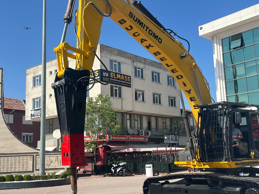 Bucak Belediyesi filosuna yeni araç! 35 tonluk ekskavatör ve kırıcı