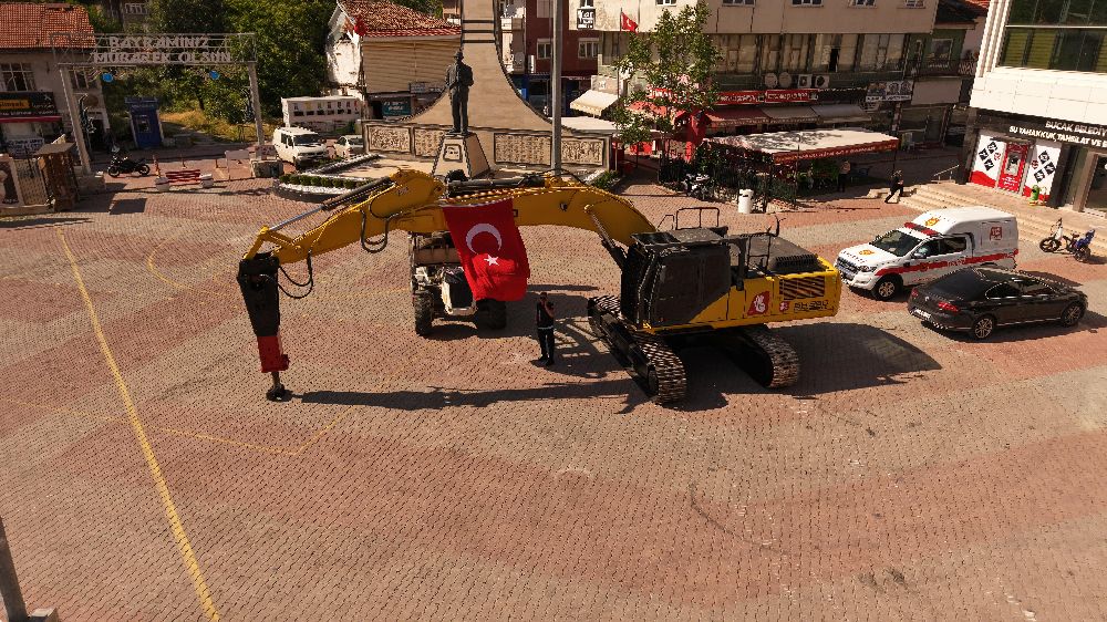 Bucak Belediyesi filosuna yeni araç! 35 tonluk ekskavatör ve kırıcı