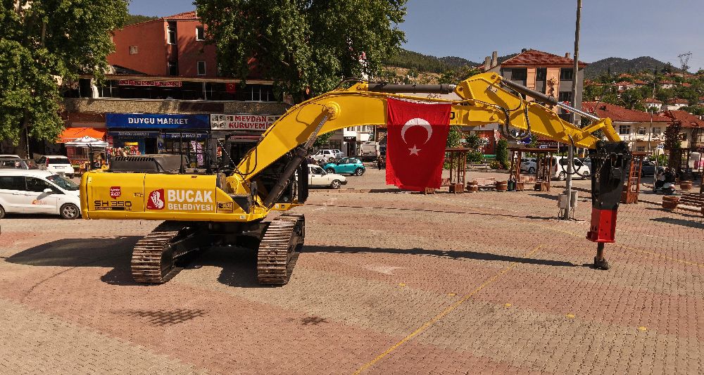 Bucak Belediyesi filosuna yeni araç! 35 tonluk ekskavatör ve kırıcı