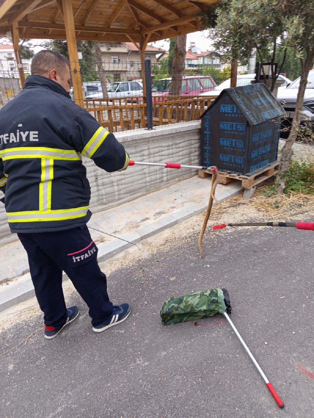 Burdur’da sokakta yılan paniği! İtfaiye ekipleri harekete geçti