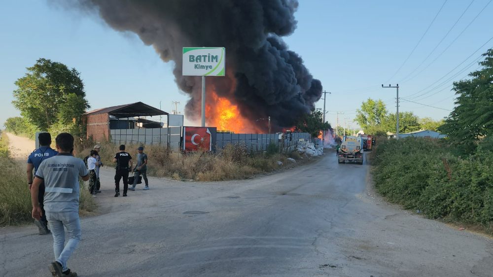  Bursa'da plastik fabrikası alevlere teslim oldu