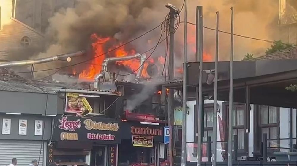 Bursa  Tarihi semtte çıkan yangın söndürüldü 5 iş yeri zarar gördü