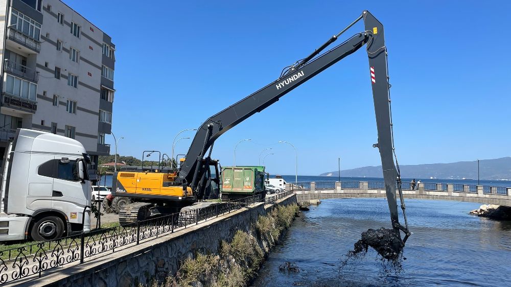 Büyükşehir’den Karsak Deresi’nde kapsamlı temizlik