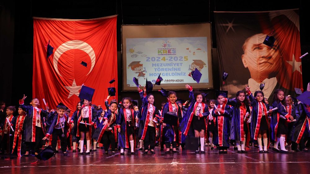 Büyükşehir kreşlerinde 208 öğrenci kep fırlatıp mezun oldu