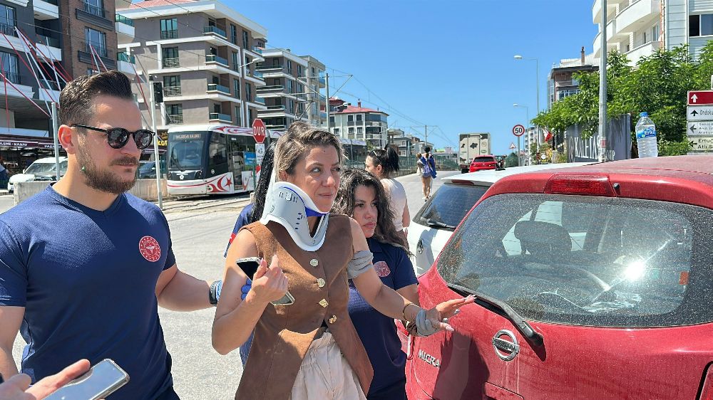 Cadde birleşiminde otomobiller çarpıştı: 1 yaralı