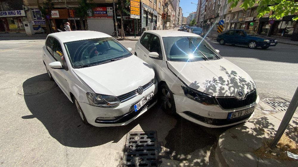 Caddede çarpışan 2 otomobilde maddi hasar oluştu