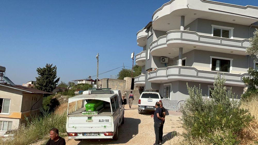  Cani baba 12 yaşındaki kızını öldürdü, eşini ağır yaraladı