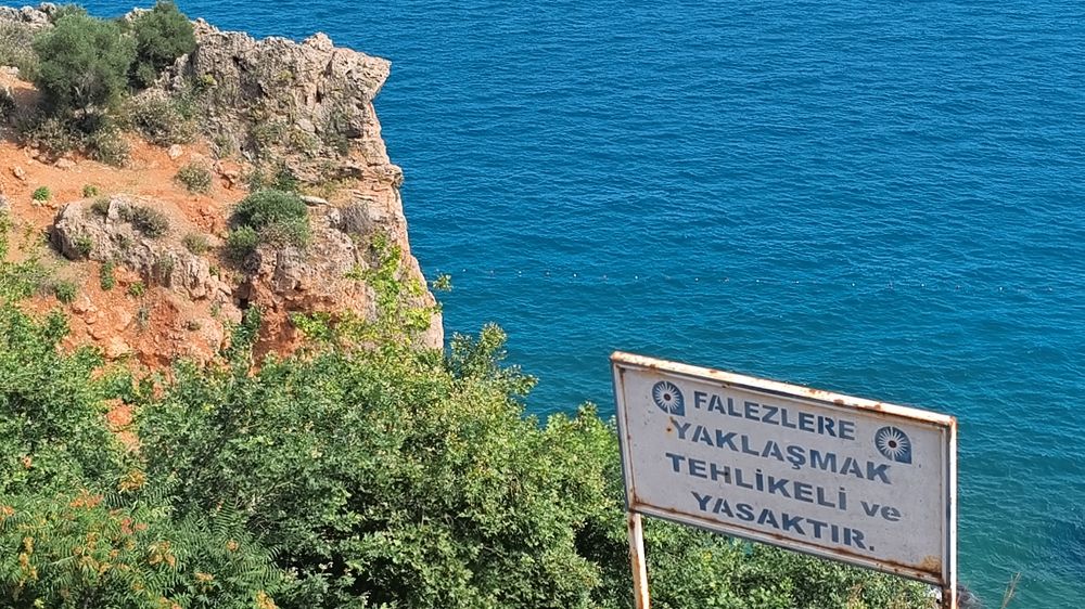  Çit ve uyarı tabelasını dikkate almayıp falezlere çıkan gençler ölüm atlayışları yapıyor