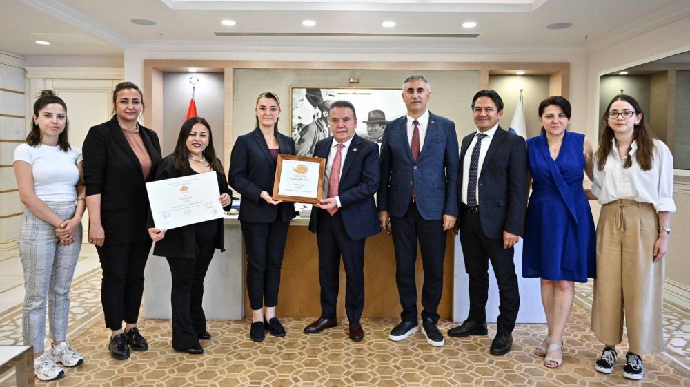 Cittaslow Fikir Maratonu ödülü Başkan Böcek’e takdim edildi