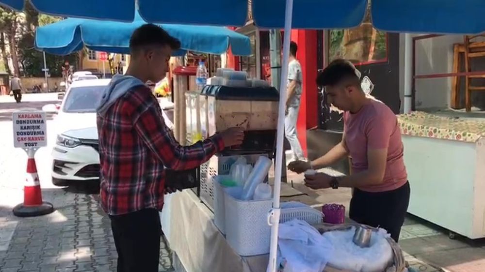 Dağların zirvesinde depolanan kar, Haziran sıcağında serinliğe dönüştü