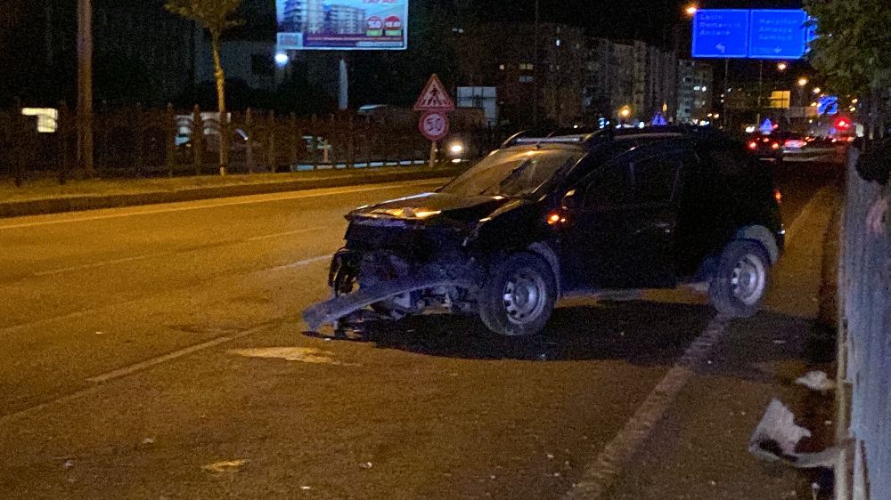 Demir korkuluklara çarpan otomobildeki 2 kişi yaralandı
