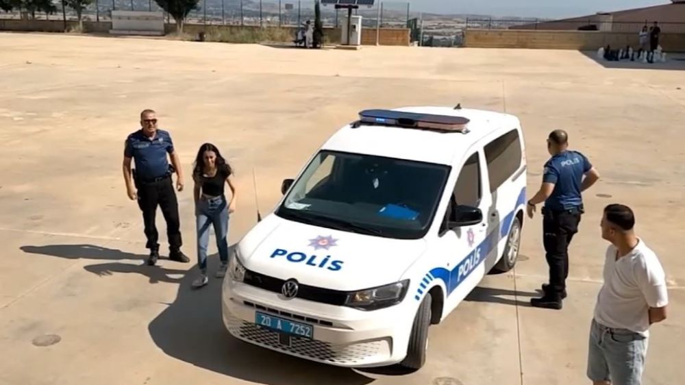 Denizli’de YKS'ye geç kalan ve kimliklerini evde unutan öğrencilerin imdadına polisler yetişti