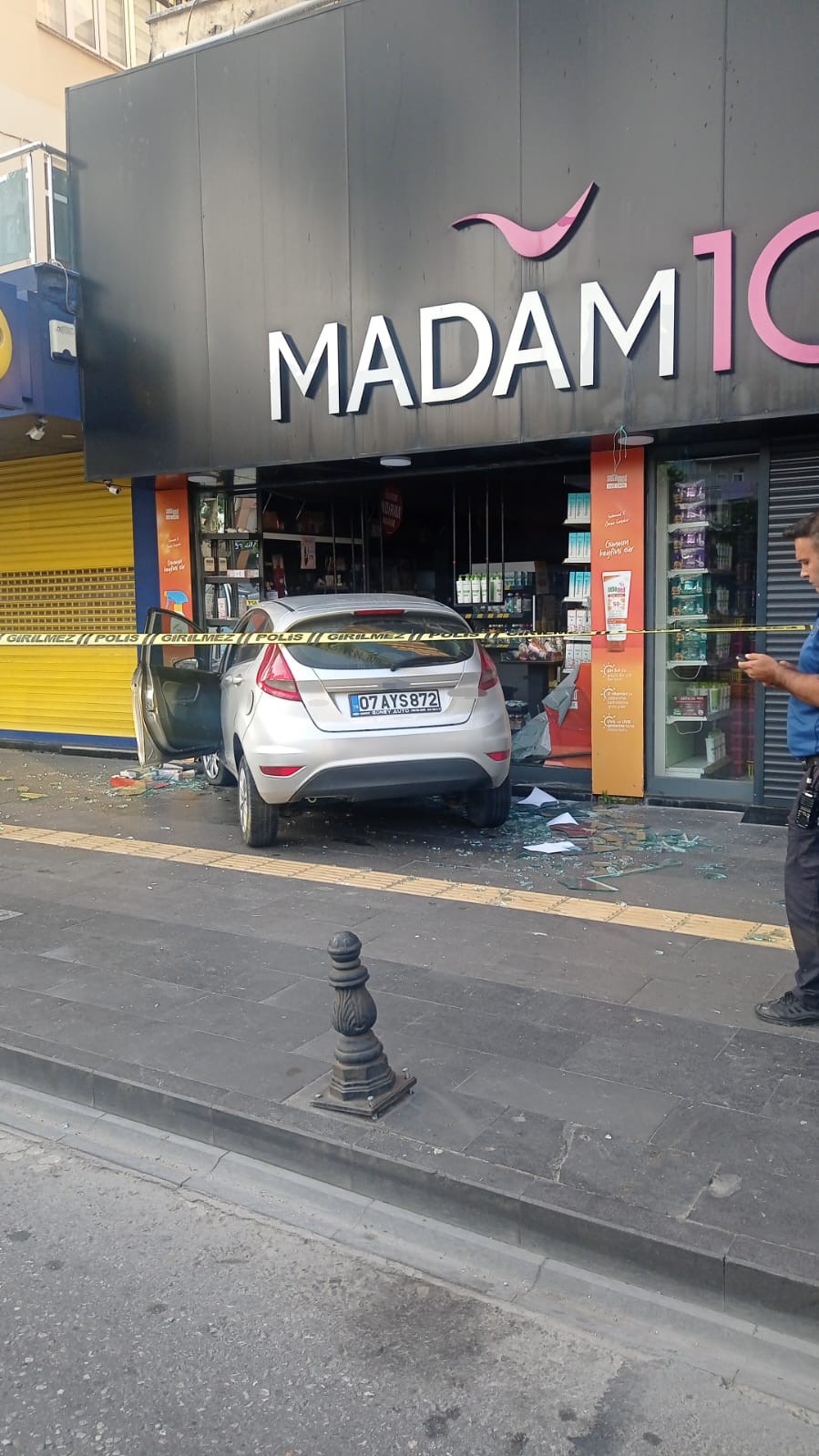 Direksiyon hakimiyetini kaybeden sürücü kozmetik mağazasına girdi