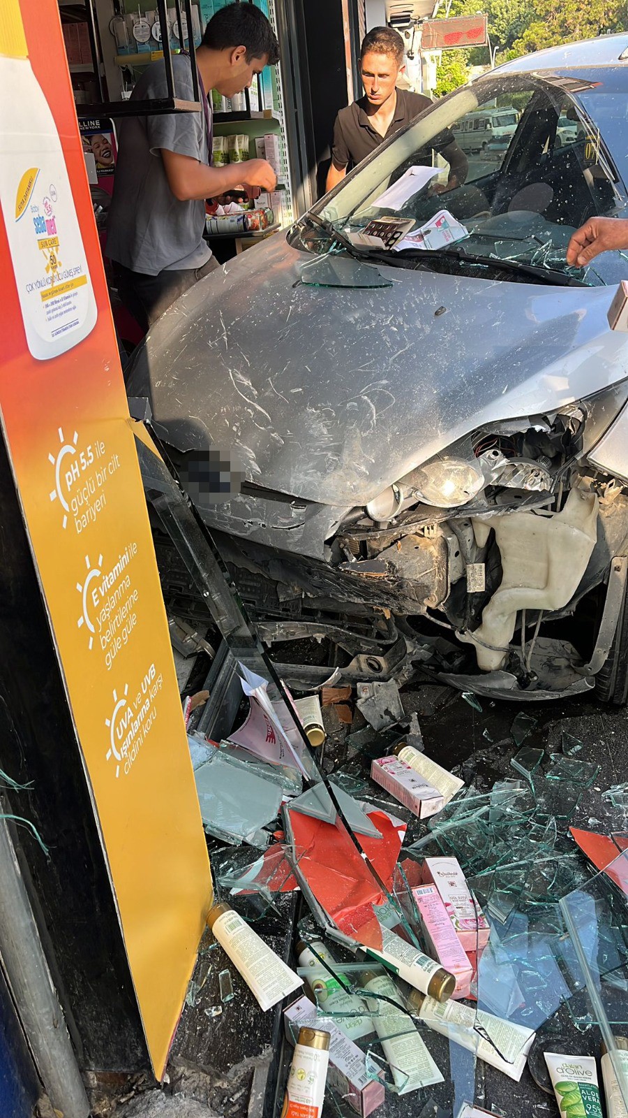 Direksiyon hakimiyetini kaybeden sürücü kozmetik mağazasına girdi