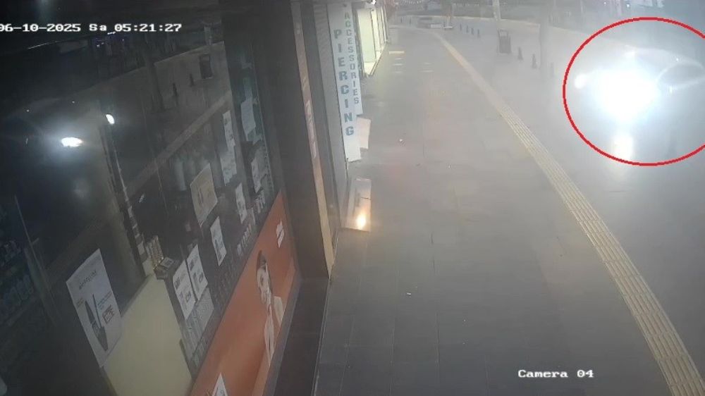 Direksiyon hakimiyetini kaybeden sürücü kozmetik mağazasına girdi