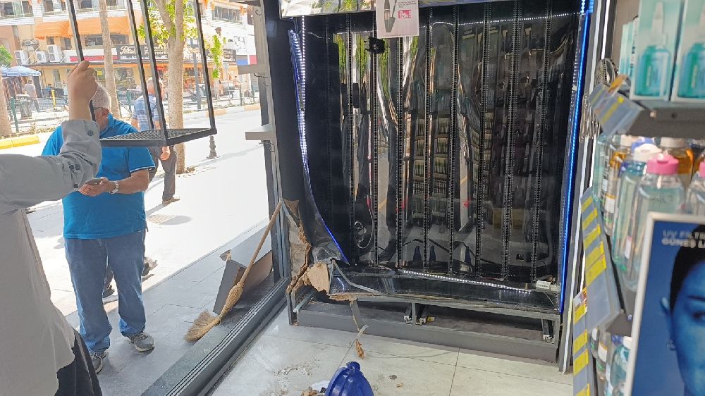 Direksiyon hakimiyetini kaybeden sürücü kozmetik mağazasına girdi