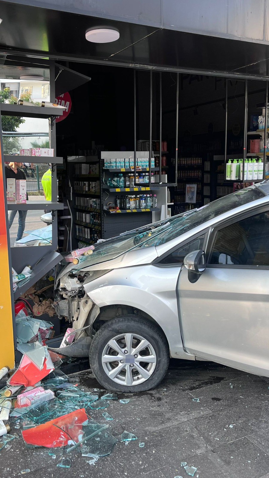 Direksiyon hakimiyetini kaybeden sürücü kozmetik mağazasına girdi
