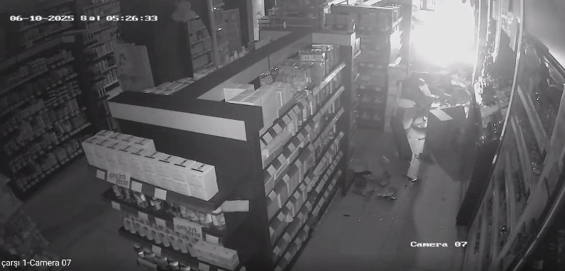 Direksiyon hakimiyetini kaybeden sürücü kozmetik mağazasına girdi