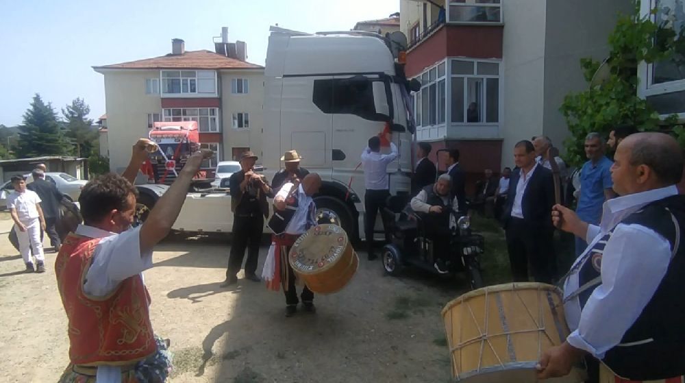 Dünyaevine giren tır şoförüne arkadaşlarından tırlı konvoy