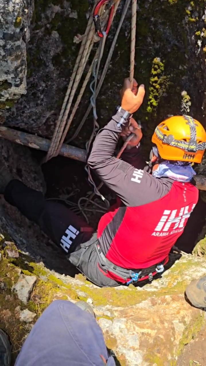 Düştüğü mağarada 3 gün mahsur kalan keçiyi kurtarma ekipleri çıkardı