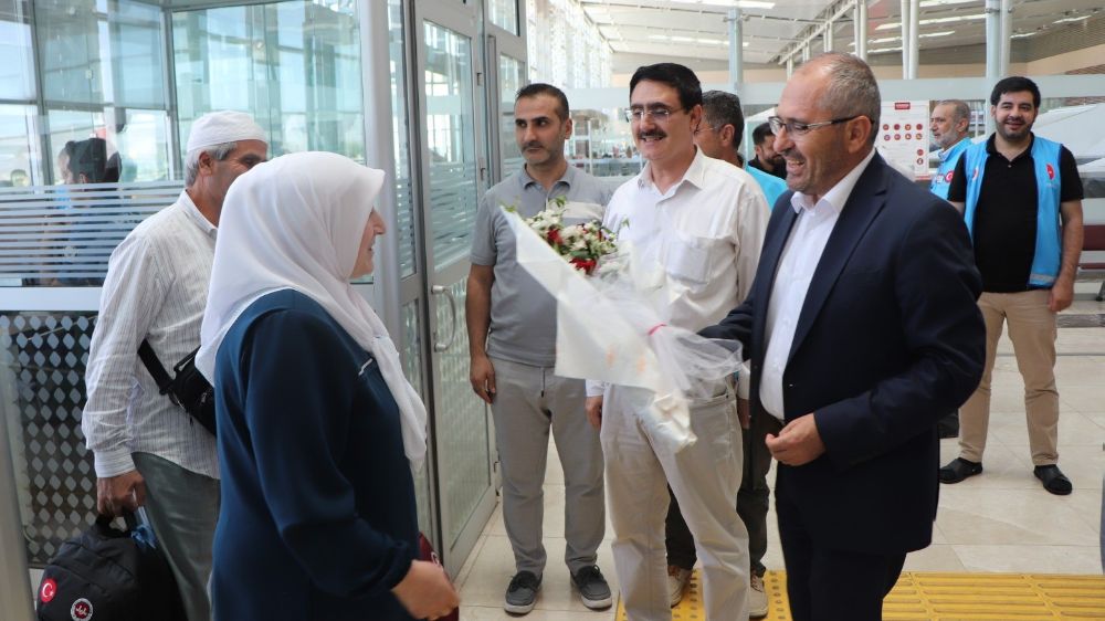 Elazığ hacıları yurda döndü: Müftülükten çiçeklerle karşılama