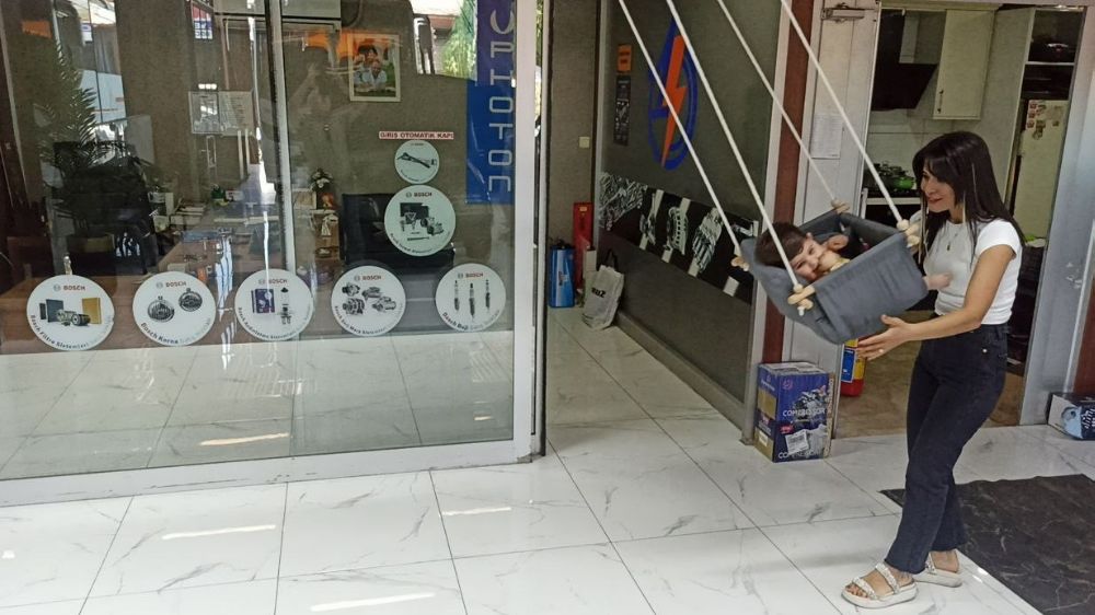  Elektrikçi dükkanına kadın eli değdi: Hem araba tamir ediyor hem de bebek büyütüyor