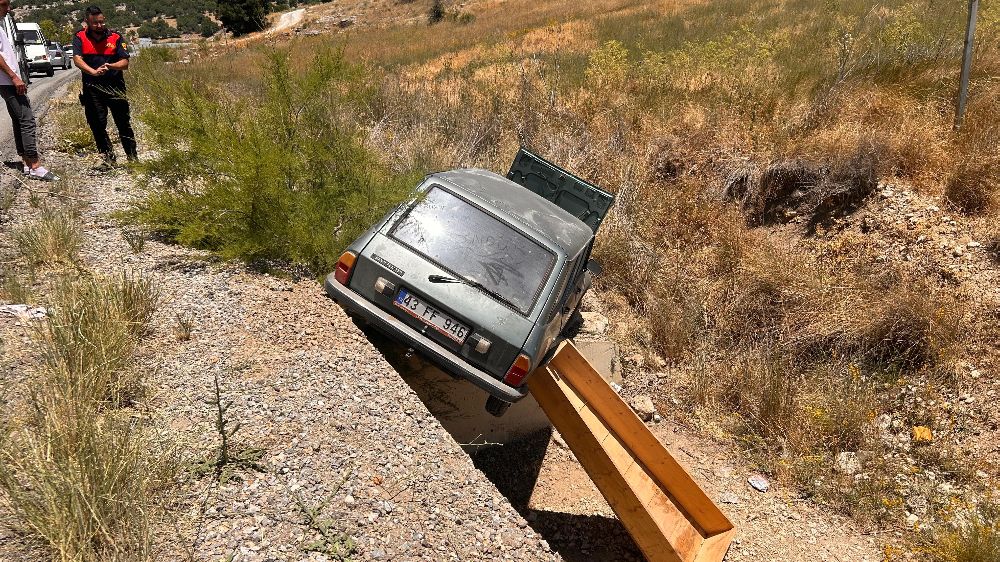 Emet-Hisarcık karayolunda kontrolden çıkan araç şarampole devrildi: 2 kişi yaralandı