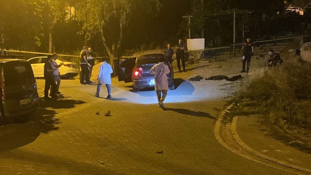 Esenyurt'ta hareketli dakikalar... Uzun namlulu silahla tekel bayisi kurşunlayıp polisten kaçtılar