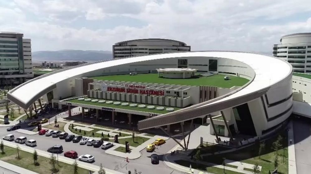 Eşini bıçakla yaraladı