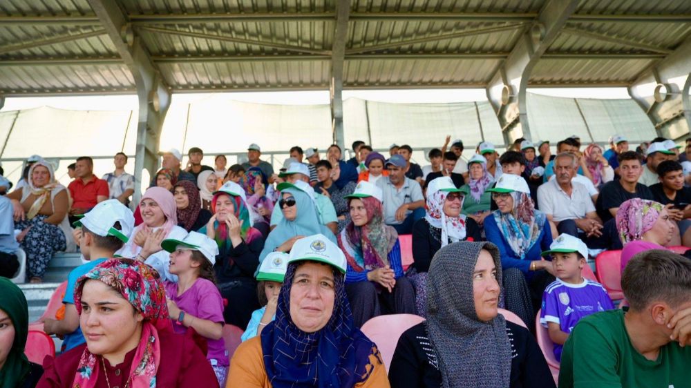 Eşler, çocuklar sahada kadınlar tribünde