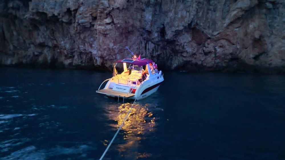 Falezlere doğru sürüklenen tekne son anda kurtarıldı