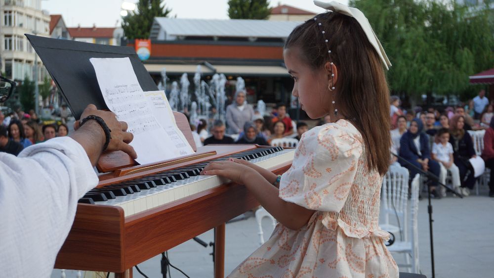 Gölhisar'da küçük parmaklar Yörük ezgilerini Batı'nın tınılarıyla buluşturdu
