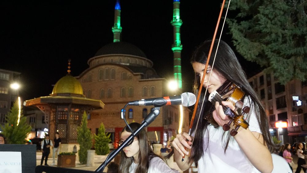 Gölhisar'da küçük parmaklar Yörük ezgilerini Batı'nın tınılarıyla buluşturdu