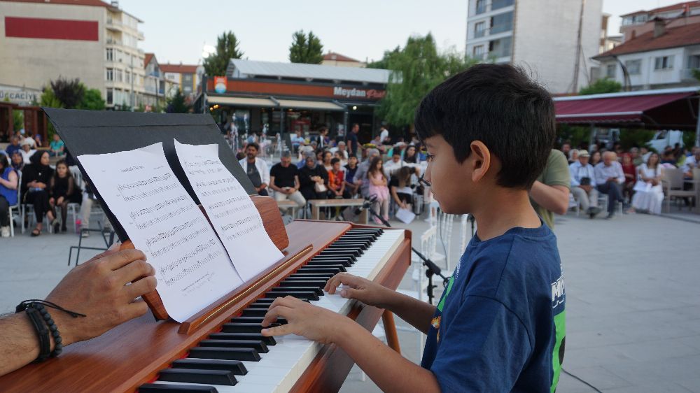Gölhisar'da küçük parmaklar Yörük ezgilerini Batı'nın tınılarıyla buluşturdu