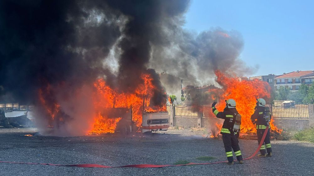 Göreve başlayan 45 itfaiye erinin gerçeğini aratmayan eğitimi nefes kesti