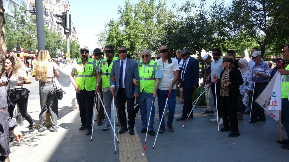  Görme engelliler için yürüyen mimarlar, şehirleri empatiyle tasarlayacak